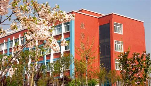 山東工業(yè)技師學(xué)院教學(xué)設(shè)施完善嗎？生活環(huán)境怎么樣？