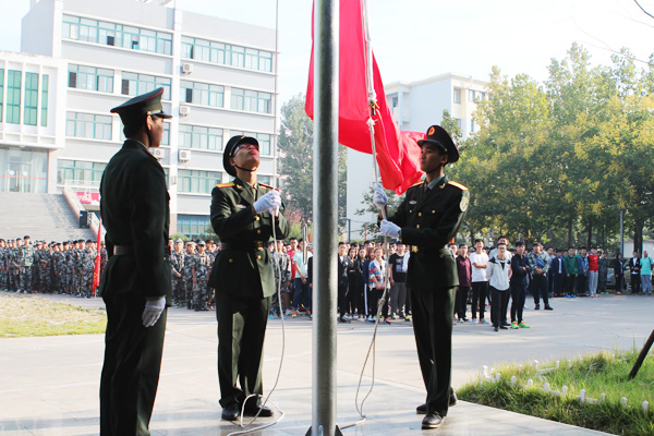 濰坊商業(yè)學(xué)校舉行本學(xué)期首次升旗儀式