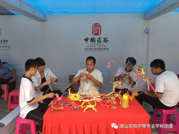 唐山實(shí)驗(yàn)中專師生喜迎國(guó)際職業(yè)技術(shù)教育大會(huì)國(guó)內(nèi)外嘉賓的到來(lái)