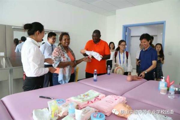 唐山實(shí)驗(yàn)中專師生喜迎國(guó)際職業(yè)技術(shù)教育大會(huì)國(guó)內(nèi)外嘉賓的到來(lái)