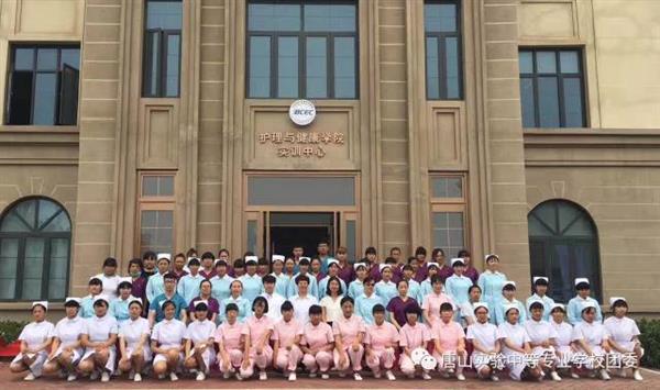 唐山實(shí)驗(yàn)中專師生喜迎國(guó)際職業(yè)技術(shù)教育大會(huì)國(guó)內(nèi)外嘉賓的到來(lái)