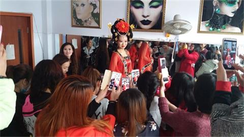 衡水亮點化妝攝影學?？诒脝?？