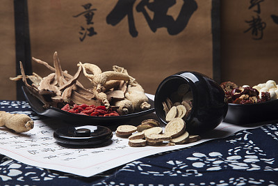 哪些中藥能夠清熱去火？山東醫(yī)藥技師學(xué)院幫你“降降溫”