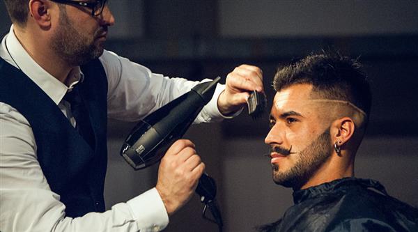 在唐山想成為資深發(fā)型師去哪里學？