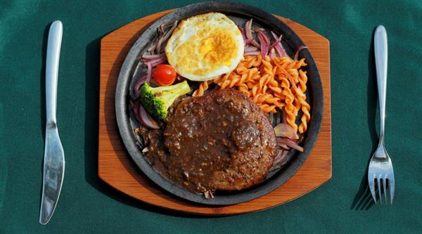 如何做出可媲美五星酒店餐廳出品的牛排？青島滿天星來教你！