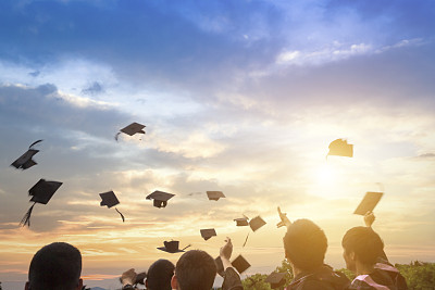 青島市電子信息技術(shù)學(xué)校畢業(yè)頒發(fā)什么證書？