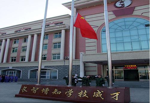 保定新興工業(yè)技工學校是全日制學校嗎？學校提供住宿嗎？